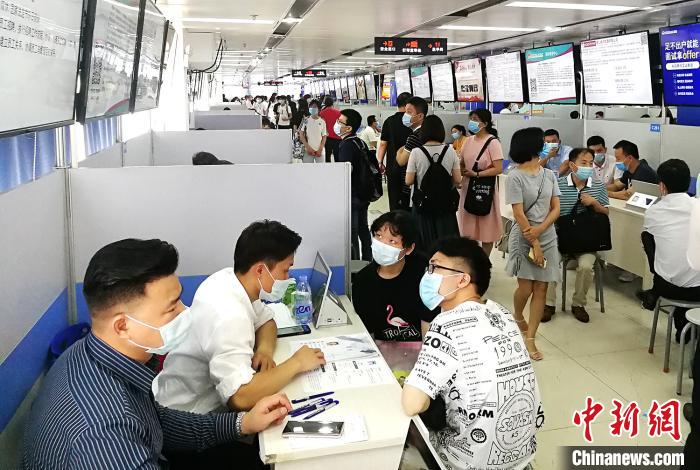直击广州今年首场现场招聘会：岗位数是求职者5倍